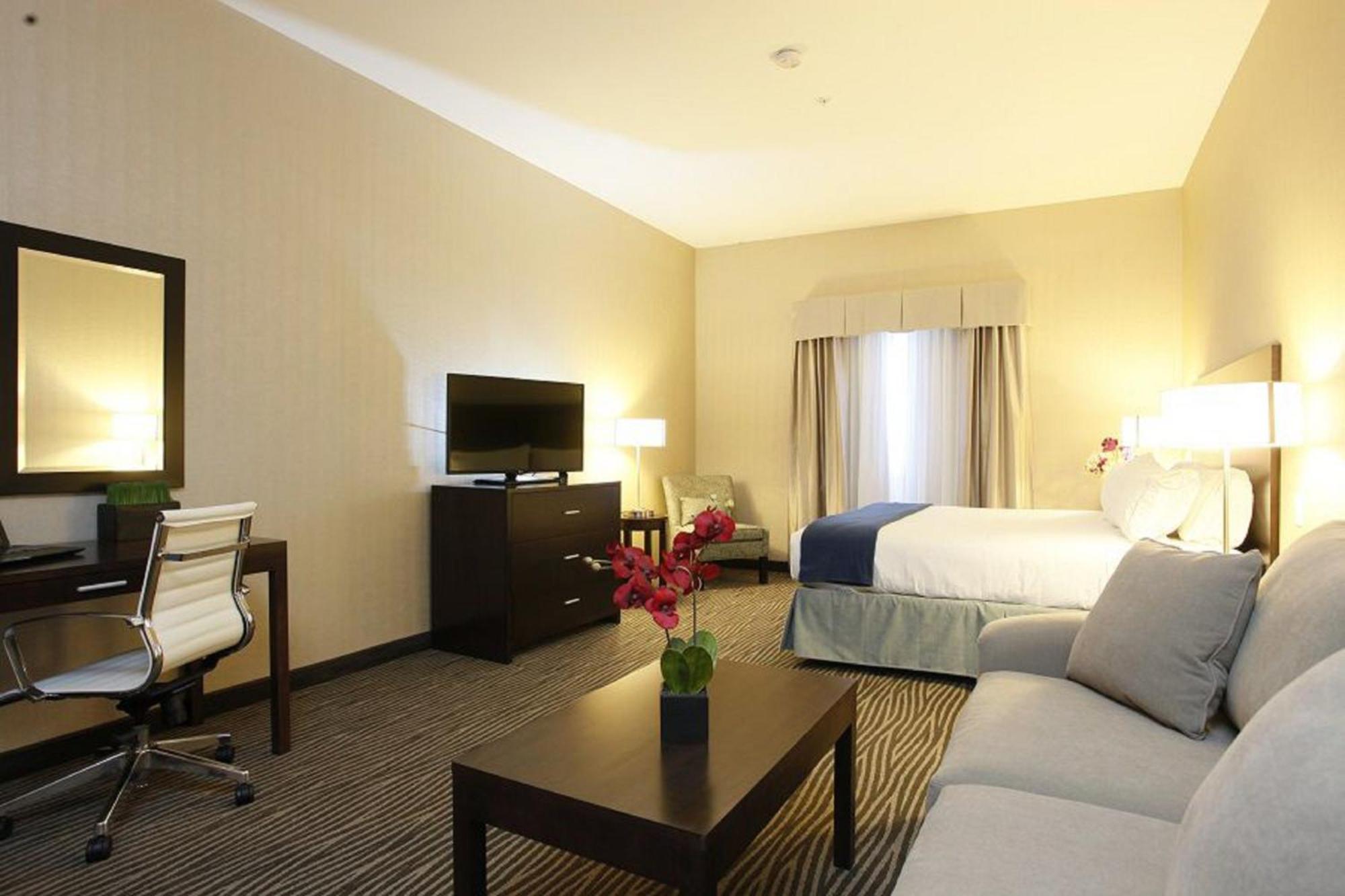 Holiday Inn Express Fort St John By Ihg Fort St. John Екстериор снимка