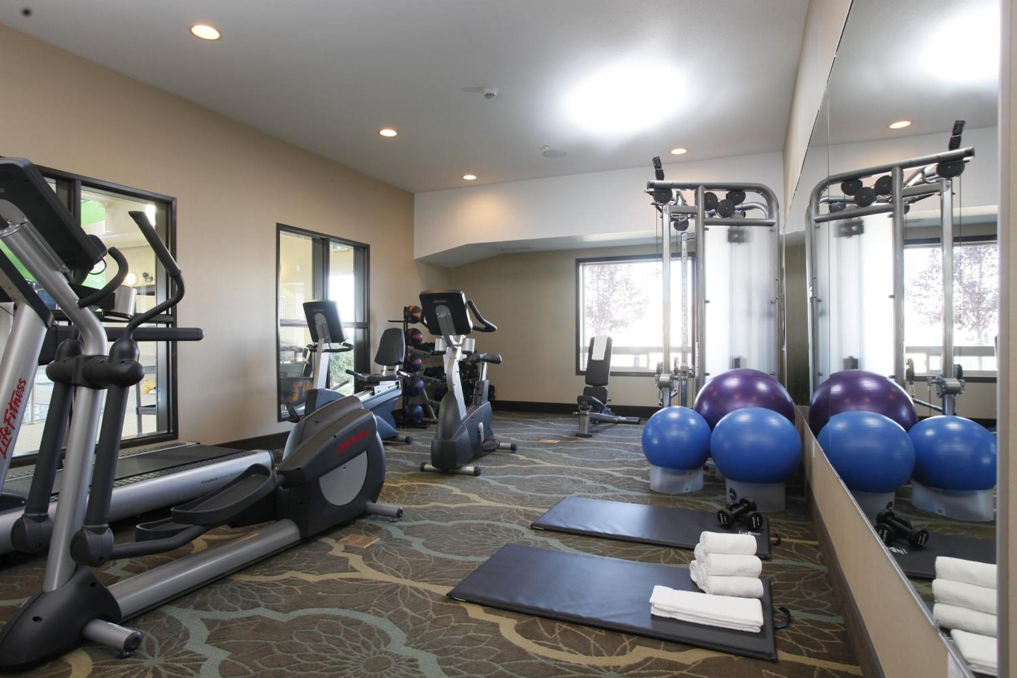 Holiday Inn Express Fort St John By Ihg Fort St. John Екстериор снимка