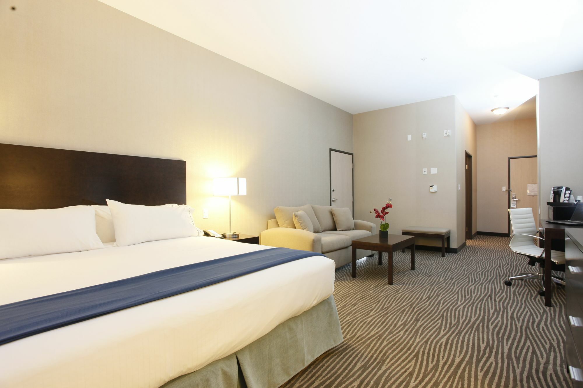 Holiday Inn Express Fort St John By Ihg Fort St. John Екстериор снимка